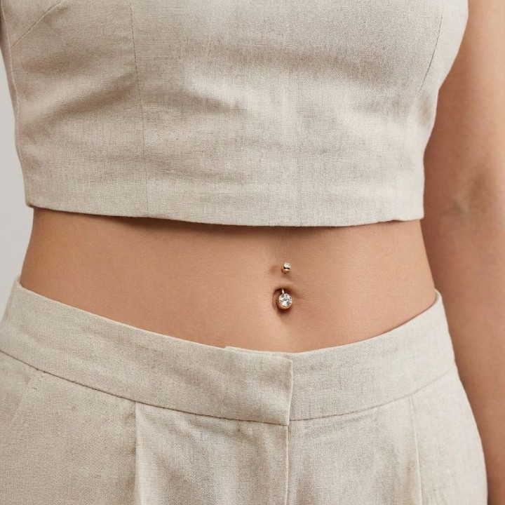 Venusia | Piercing Nombril Titane ASTM F136 Doré PVD Zircons