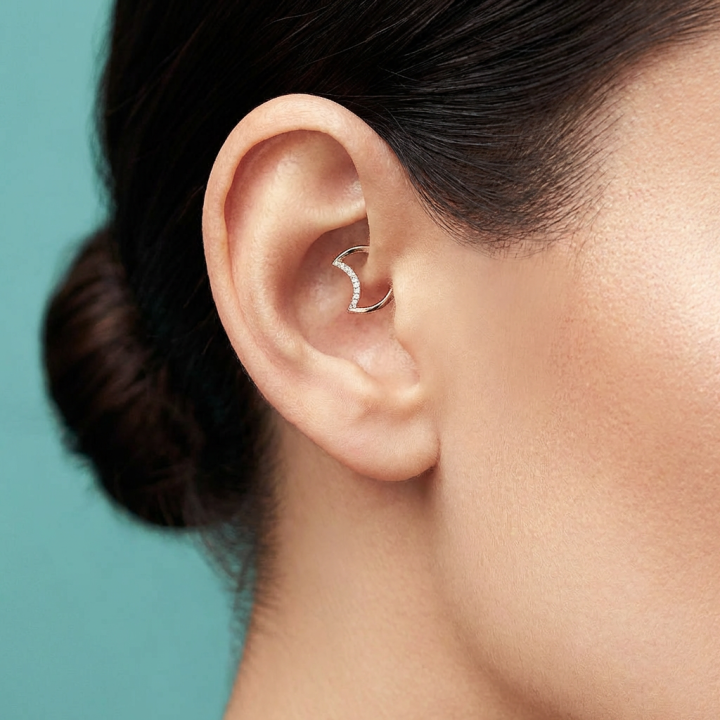 Halvmane | Piercing Daith Lune Titane ASTM F136 Doré PVD Zircons